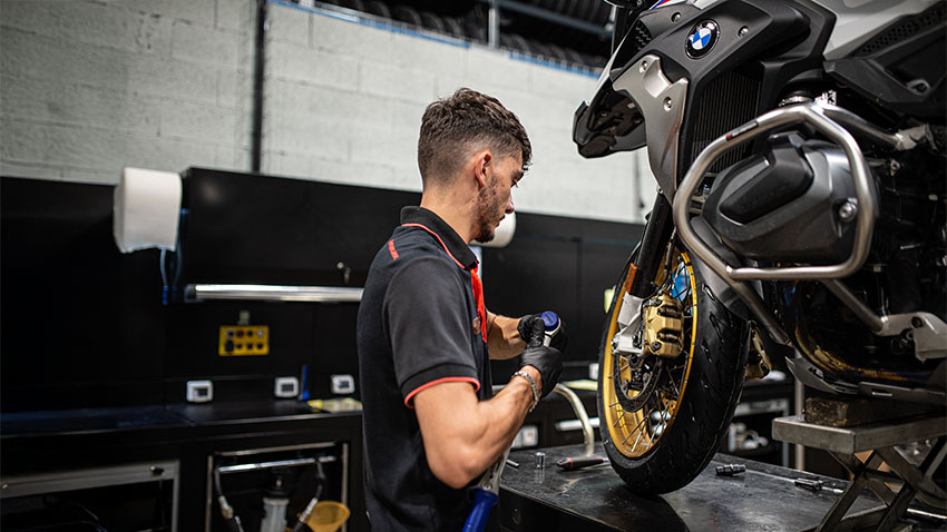 Pneus moto BMW en cours de montage