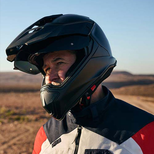 Homme avec un casque de moto