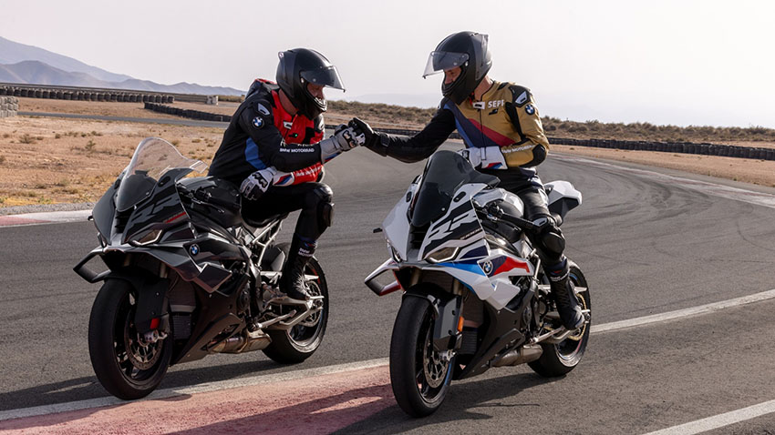 BMW S 1000 RR avec pilote sur circuit