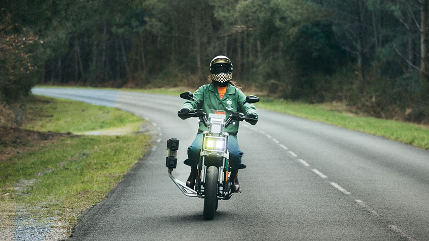 BMW DE 02 sur une route