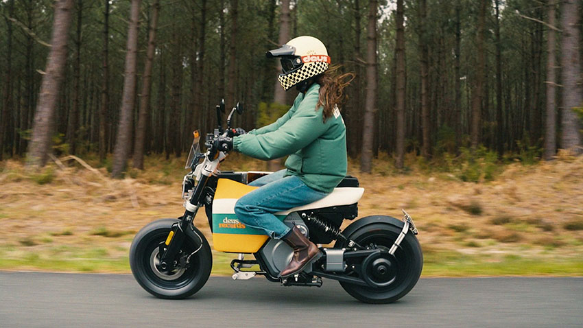 BMW DE 02 sur une route