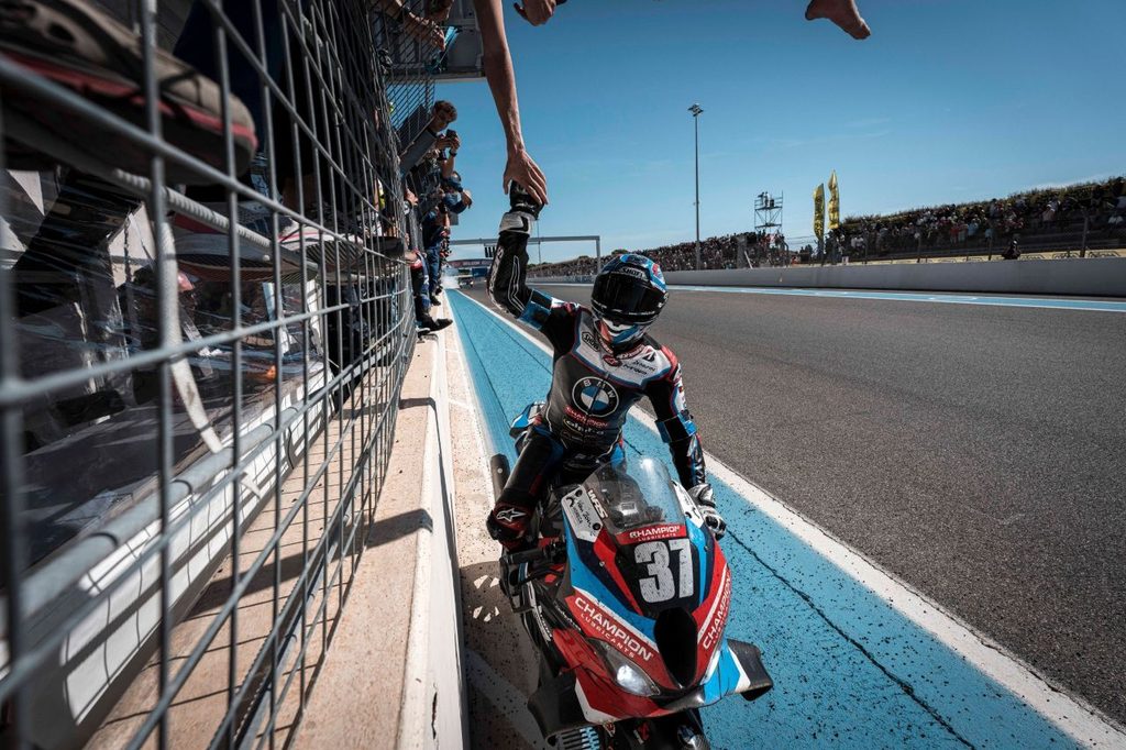 Tour d'honneur pour la BMW M 1000 RR suite à sa victoire au FIM EWC 2026
