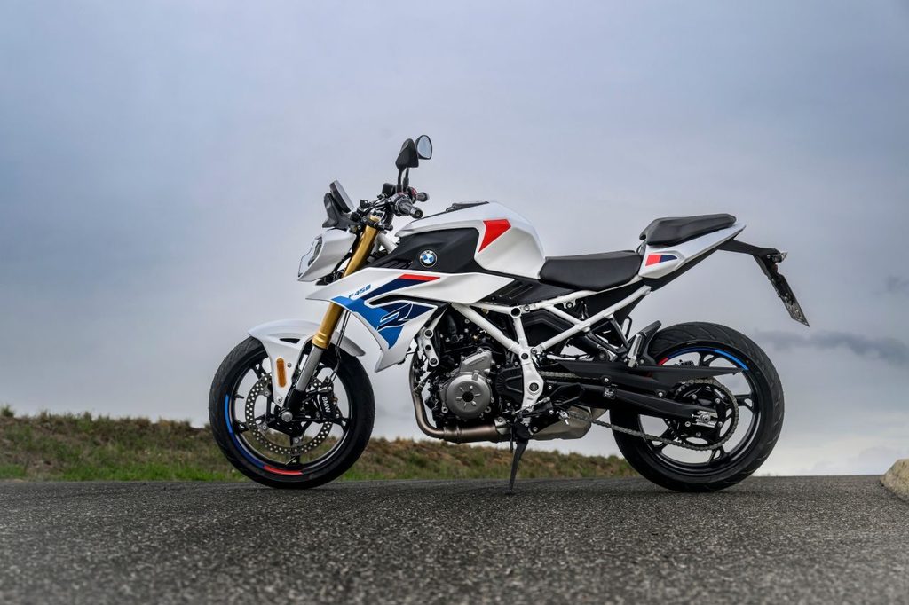 Découvrez la BMW F 450 R avec sa silhouette inspirée de la S 1000 R