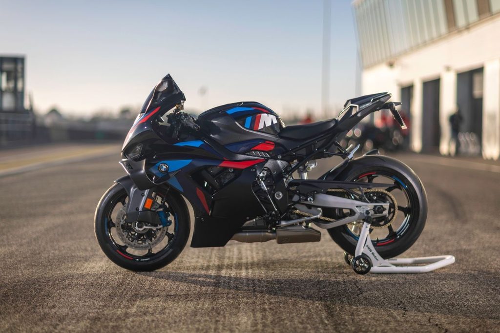 BMW M 1000 RR, moto sportive BMW Motorrad de 218 ch avec ailettes aérodynamiques M, conçue pour la performance sur circuit.