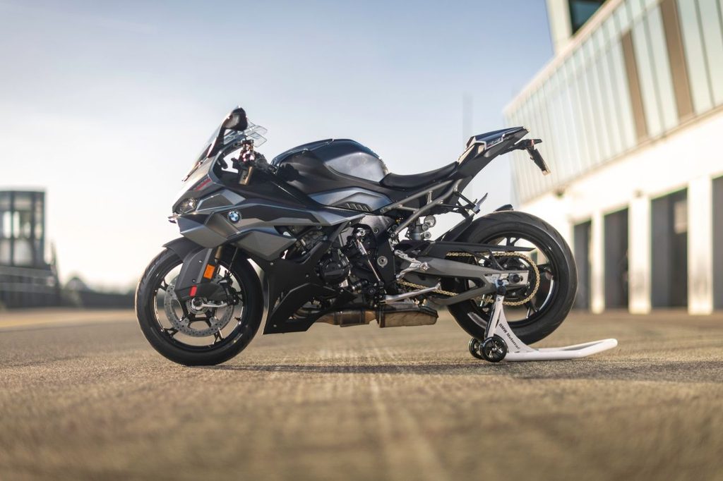 BMW S 1000 RR, moto sportive BMW Motorrad équipée d'un moteur quatre cylindres de 210 ch et d'ailettes aérodynamiques.