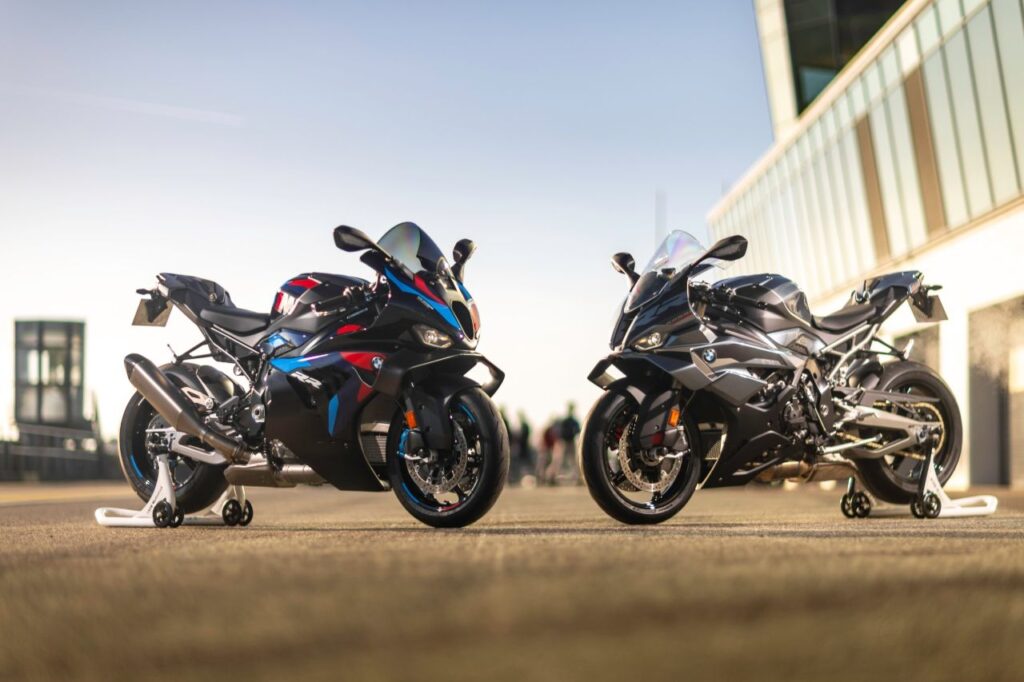 BMW S 1000 RR et BMW M 1000 RR côte à côte, deux motos sportives BMW Motorrad comparées pour leurs performances et équipements.