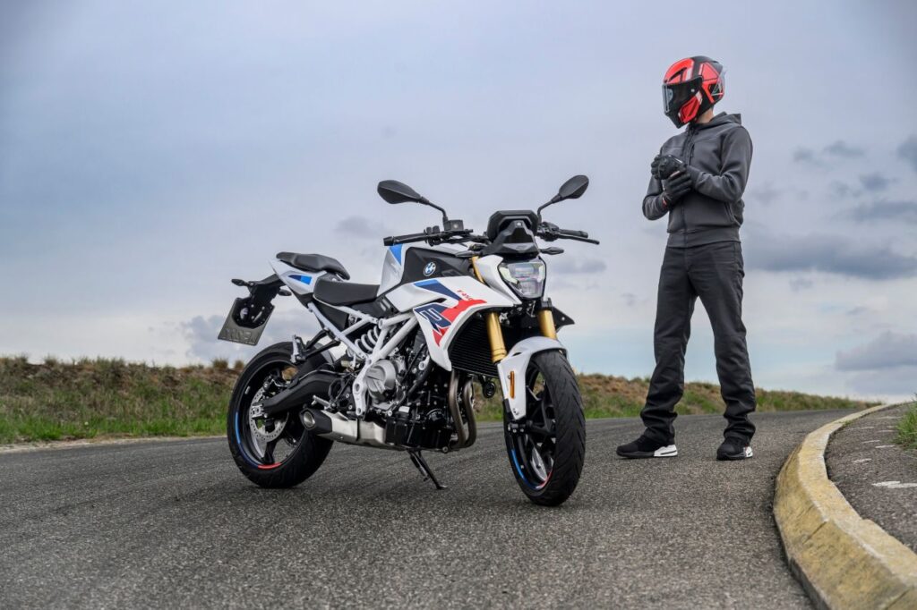 Découvrez la nouvelle BMW F 450 R, le roadster accessible aux permis A2