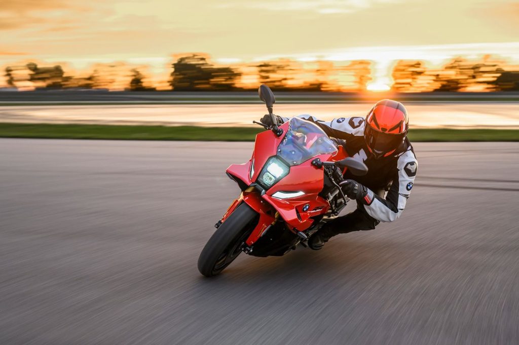 Découvrez la nouvelle BMW F 450 RR une moto pensée pour l'agilité sur route comme sur piste