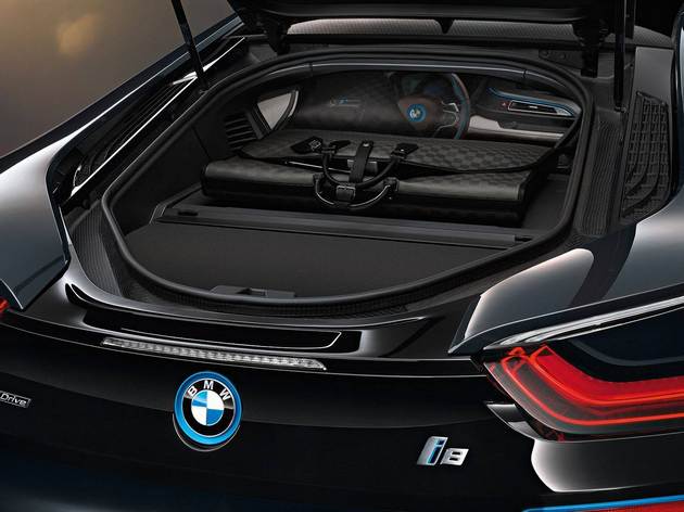 Louis Vuitton voyage en BMW i8 (3)