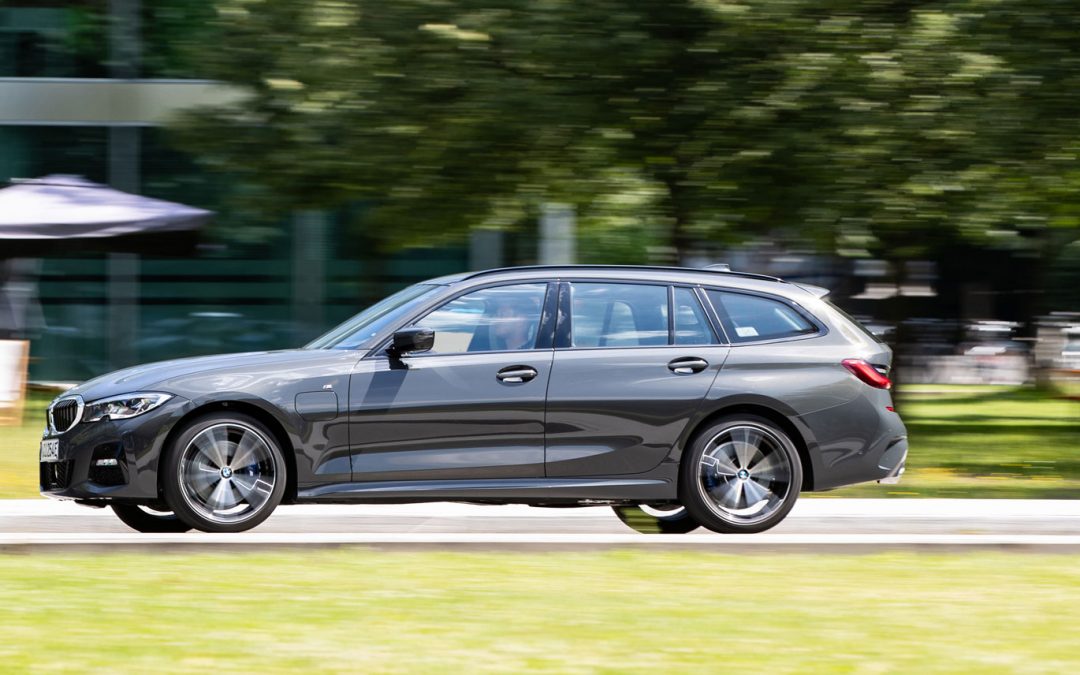 NOUVELLE BMW 330E HYBRIDE RECHARGEABLE À PARTIR DE 495€/MOIS*