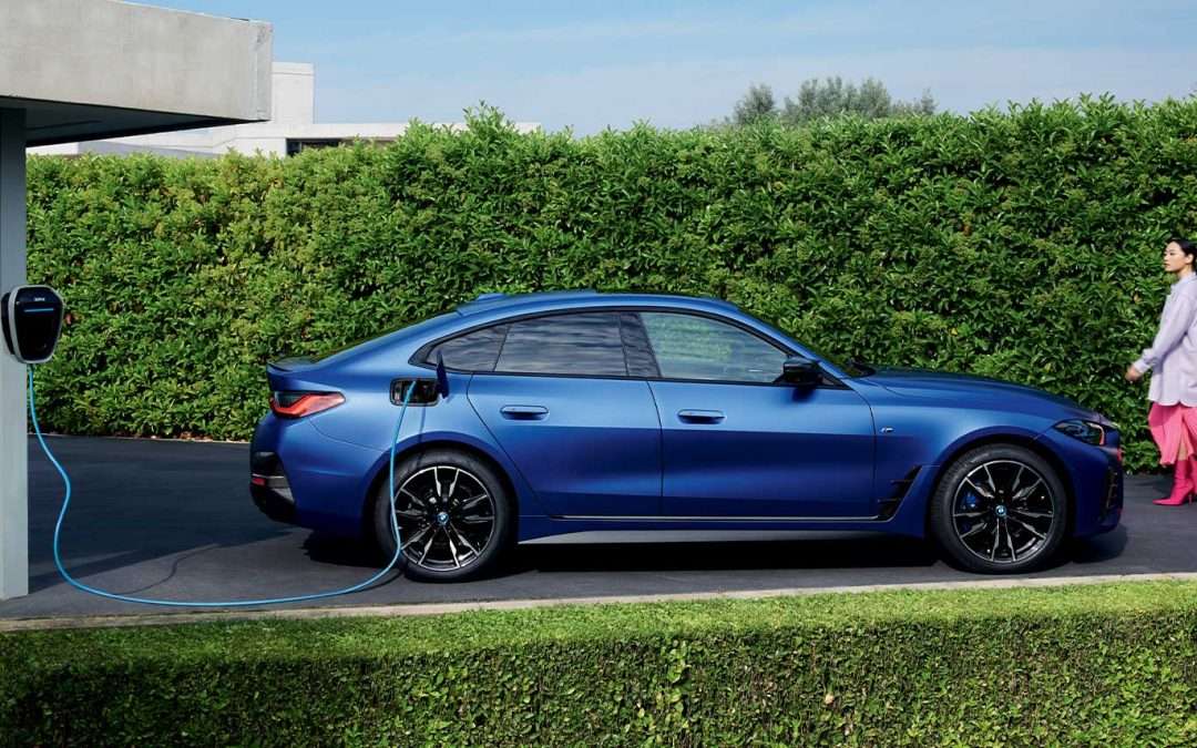 Roulez en électrique BMW i4 à 590 € / mois* et bénéficiez de l’offre ionity pendant 1 an