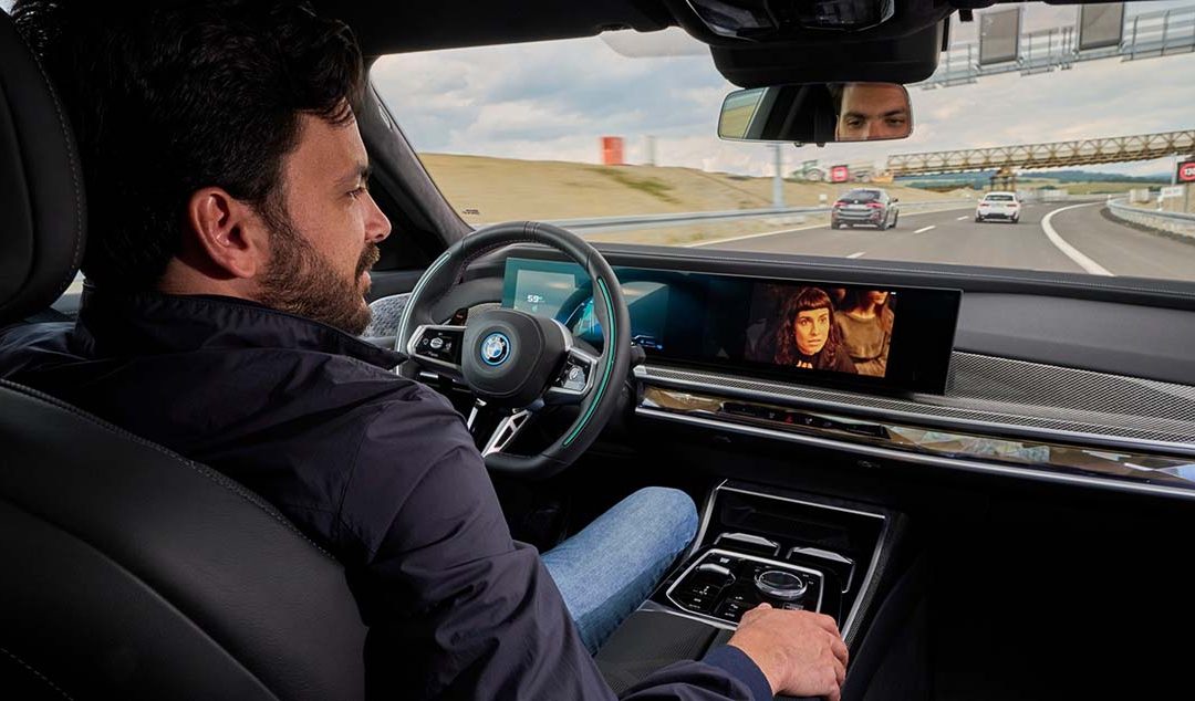 Homologation de la conduite automatisée : BMW est le premier constructeur automobile à recevoir l&rsquo;autorisation de combiner des systèmes d&rsquo;aide à la conduite de niveau 2 et 3