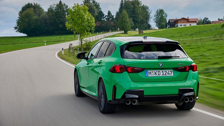 BMW M135 verte sur une route de campagne 