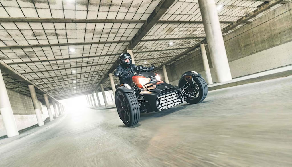 Can-Am ryker conduit dans un tunnel