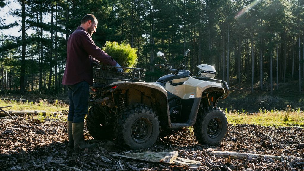 Chargement en foret d'un Can-Am Outlander