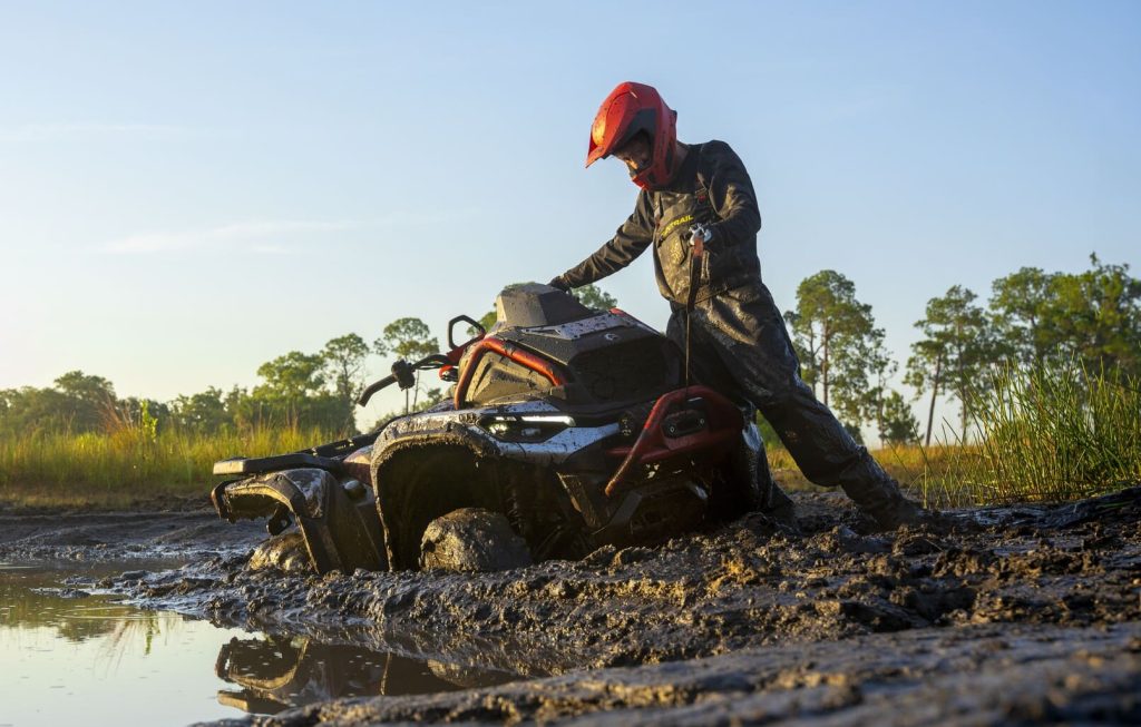 Utilisation du treuil d'un quad Can-am Outlander X MR 1000R