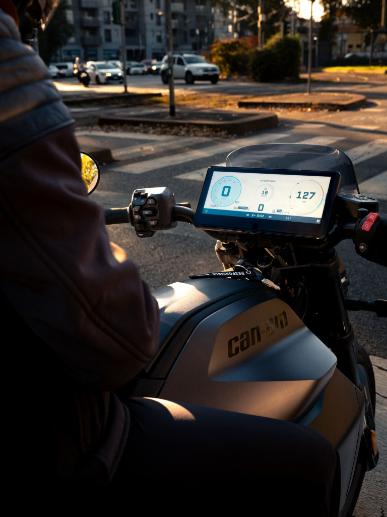 Can-am Pusle 73 zoom compteur