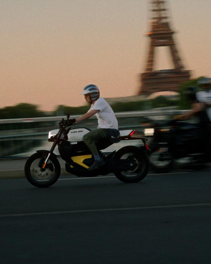 Can-am Pusle on road paris