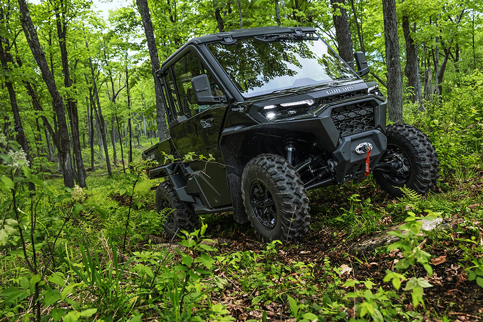 Traxter XU ABS HD11 2026 dans une montée en forêt