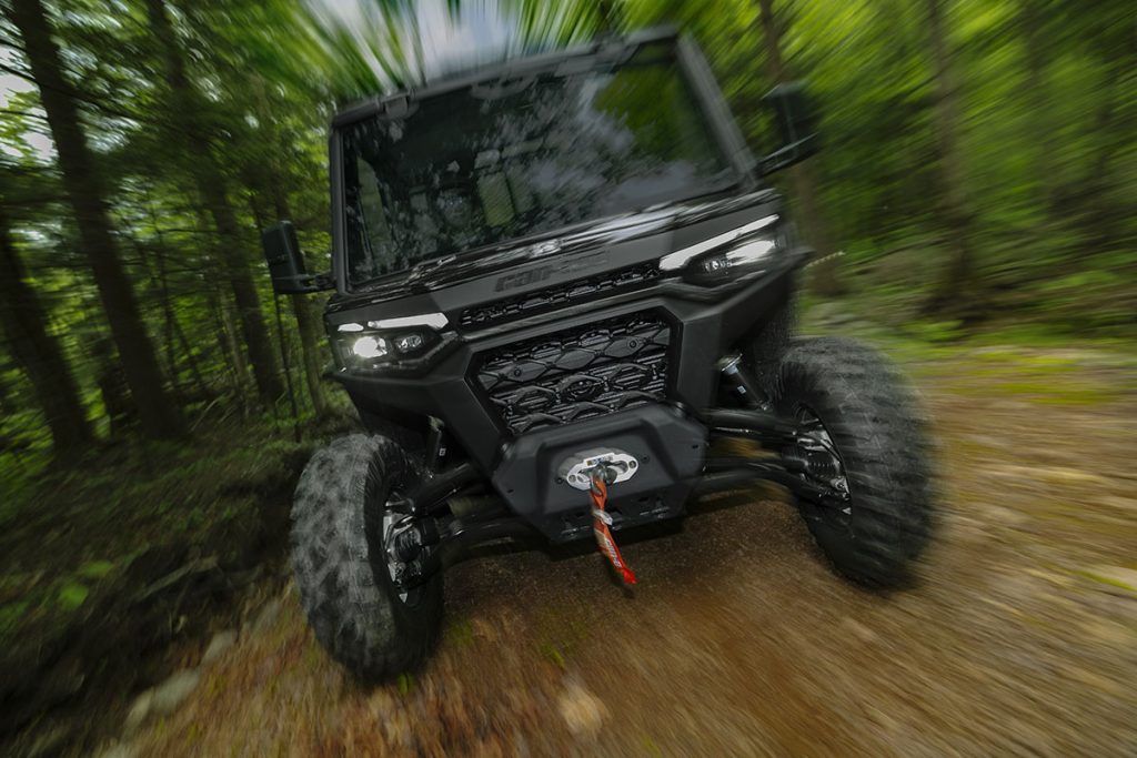 Traxter XU ABS HD11 2026 en mouvement de face