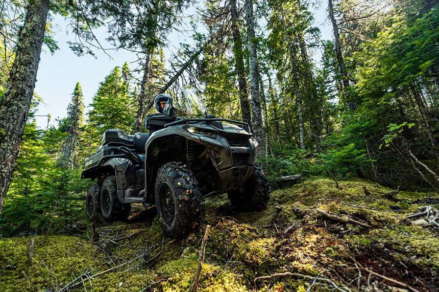 Outlander MAX 6x6 en forêt