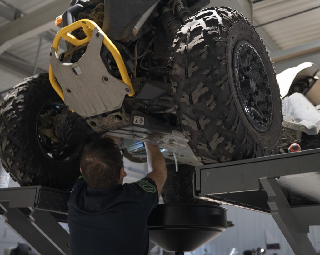 Vidange d'un Quad Can-Am en atelier