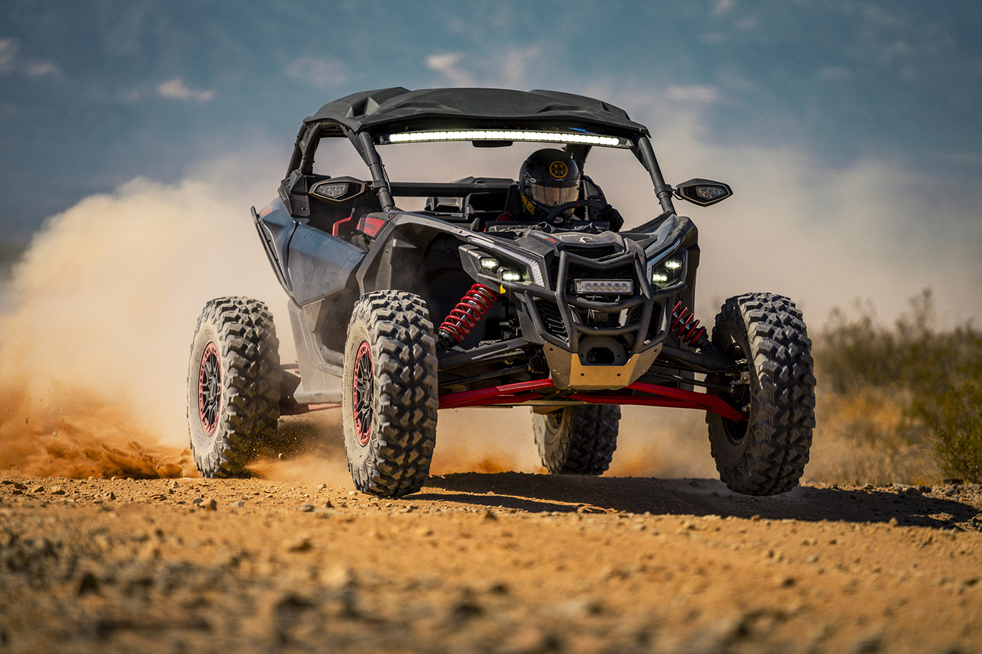 Buggy Can-Am Maverick roulant sur un sentier meuble