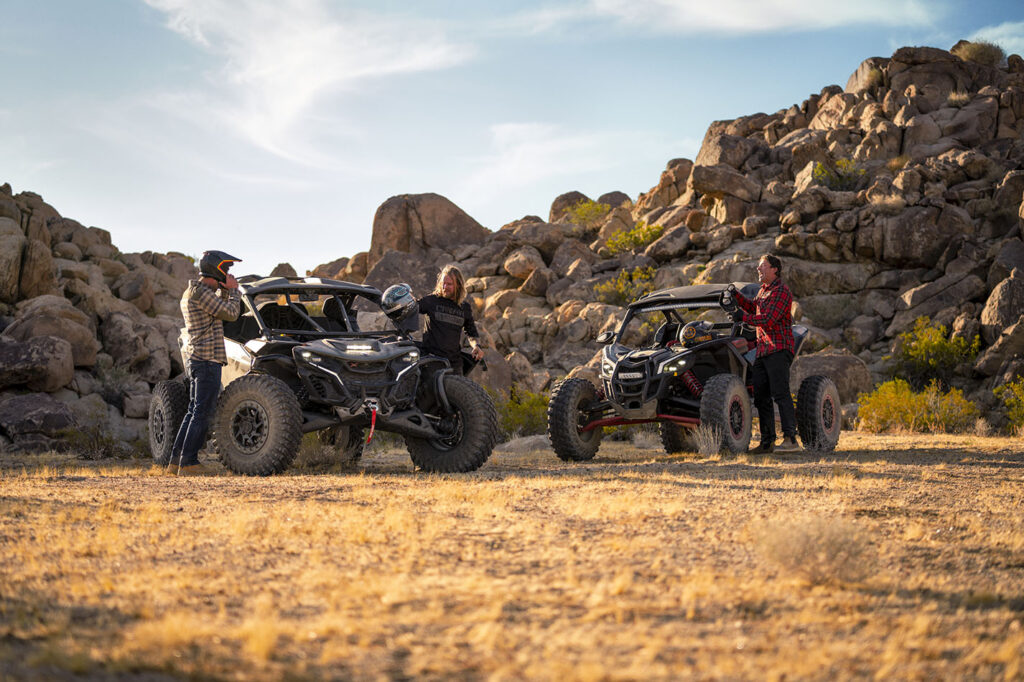 Conducteurs de buggys Can-Am à l'arrêt