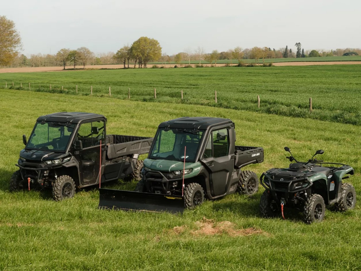 Can-Am Traxer et Outlander dans un champ