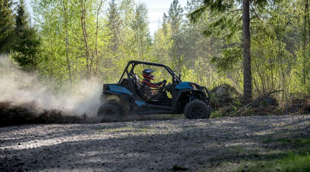 ssv tout-terrain Can-am Maverick Trail en situation de conduite hors route sentiers