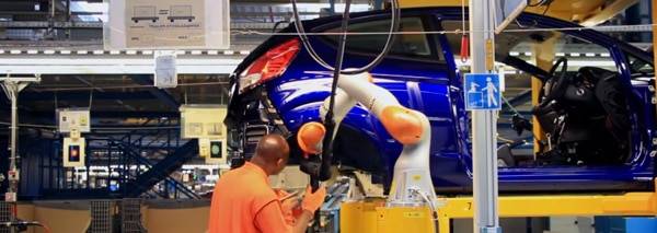 Industrie 4.0 par FORD : le robotique collaborative aide les techniciens à monter des amortisseurs.