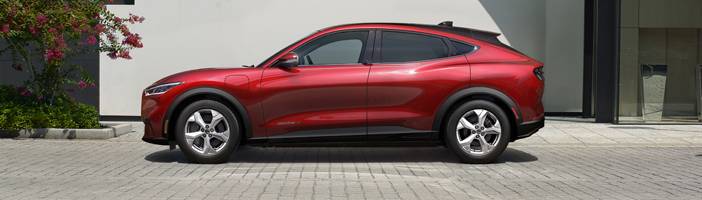 VOICI LA FORD MUSTANG MACH-E, 100% ÉLECTRIQUE, PUISSANTE ET RACÉE
