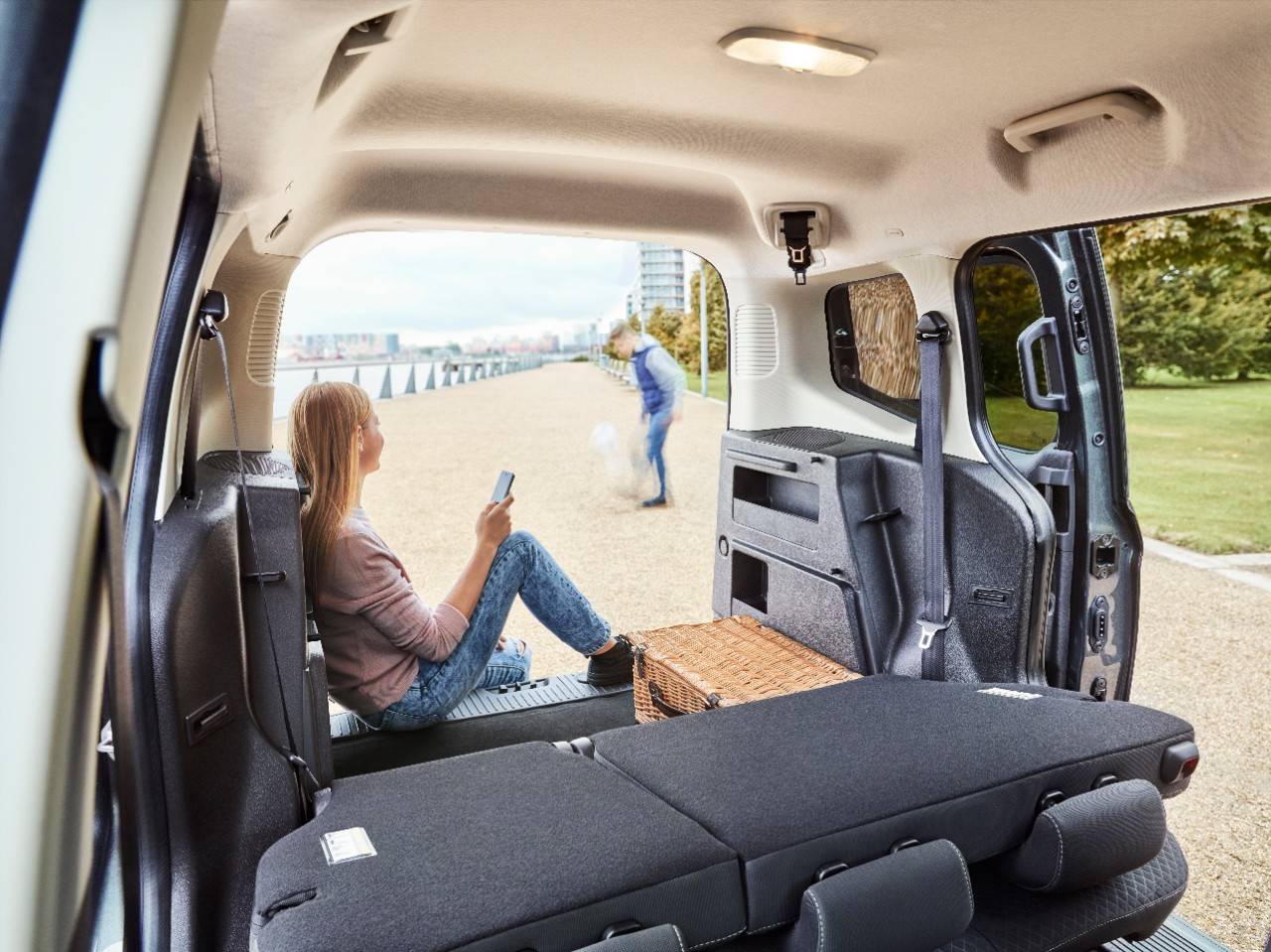 2017FordTourneoCourier_14-1 Tourneo Courier