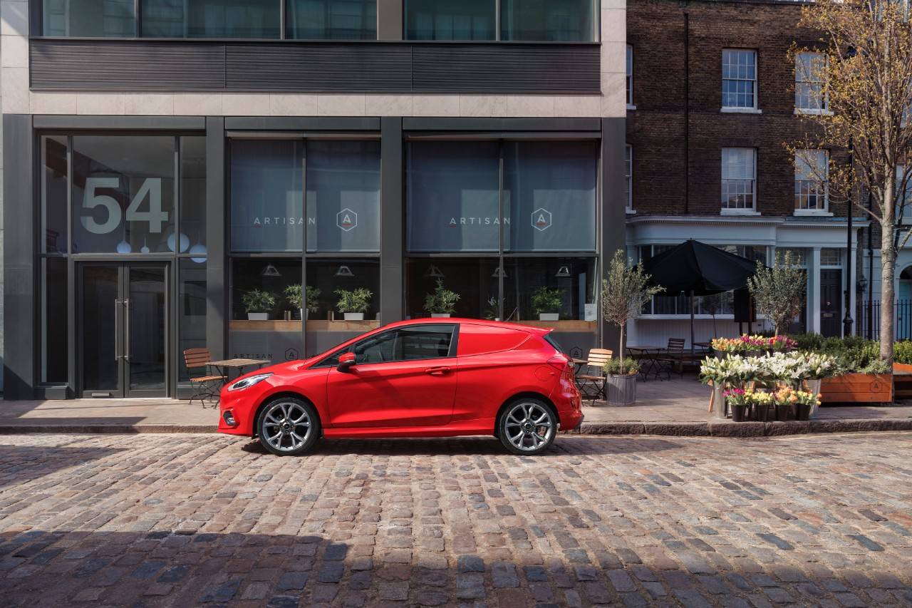 2018_FORD_FIESTA_VAN_03