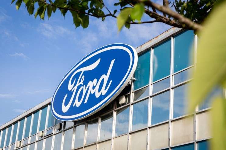 FORD CONTINUE SON AVANCÉE VERS LE 100% ÉLECTRIQUE .