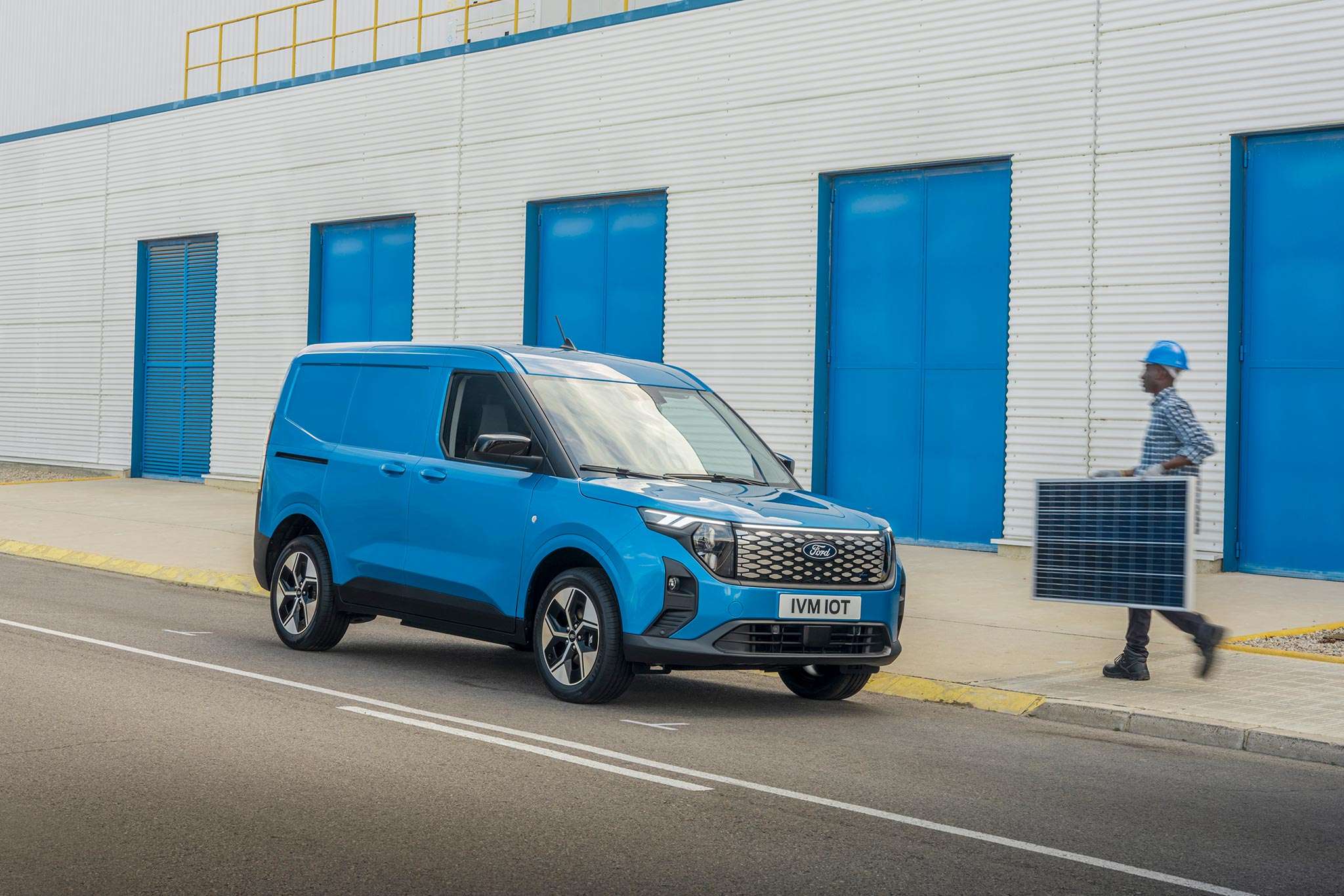 2023_FORD_E-TRANSIT_COURIER_01-LOW