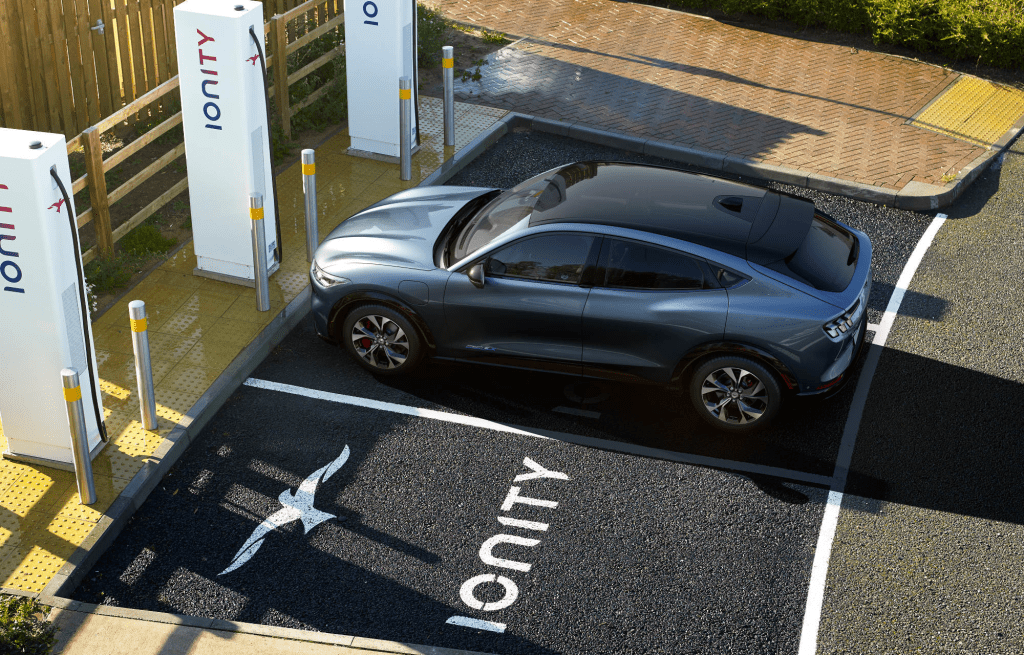 Pourquoi opter pour un véhicule électrique ? Avantages, recharge et découverte de la gamme Ford. (2025)