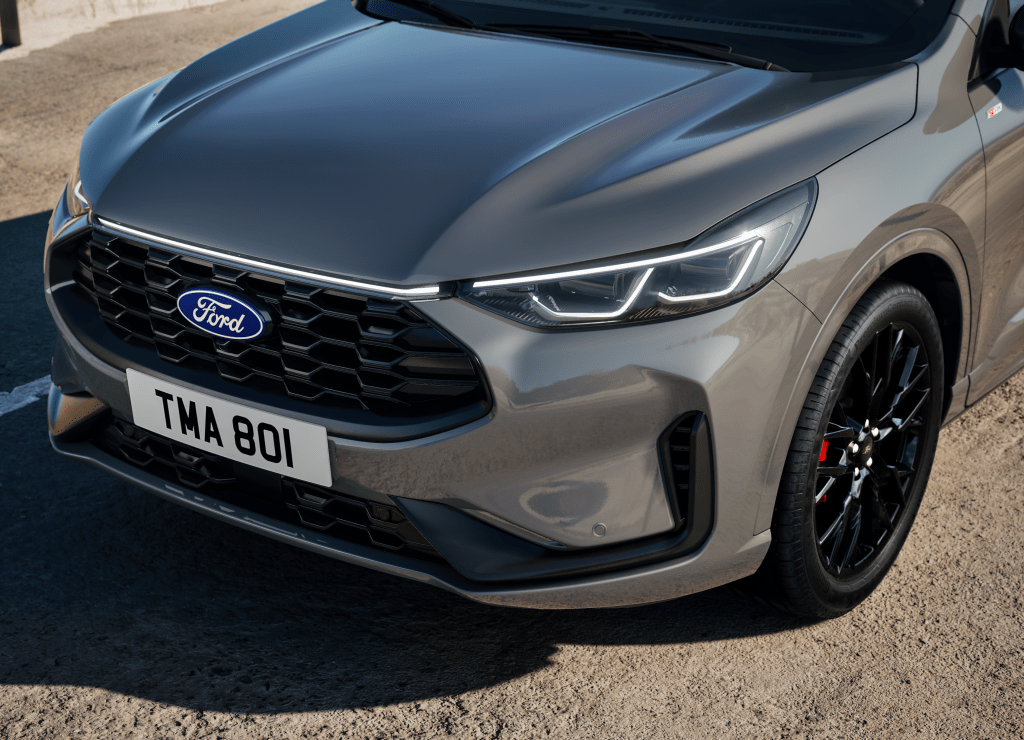 Découvrez pourquoi le Ford Kuga Pack Black séduit tant en 2025