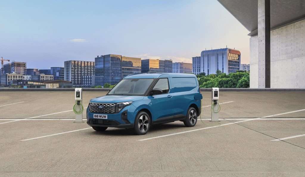 Ford E-Transit Courier bleu sur un parking