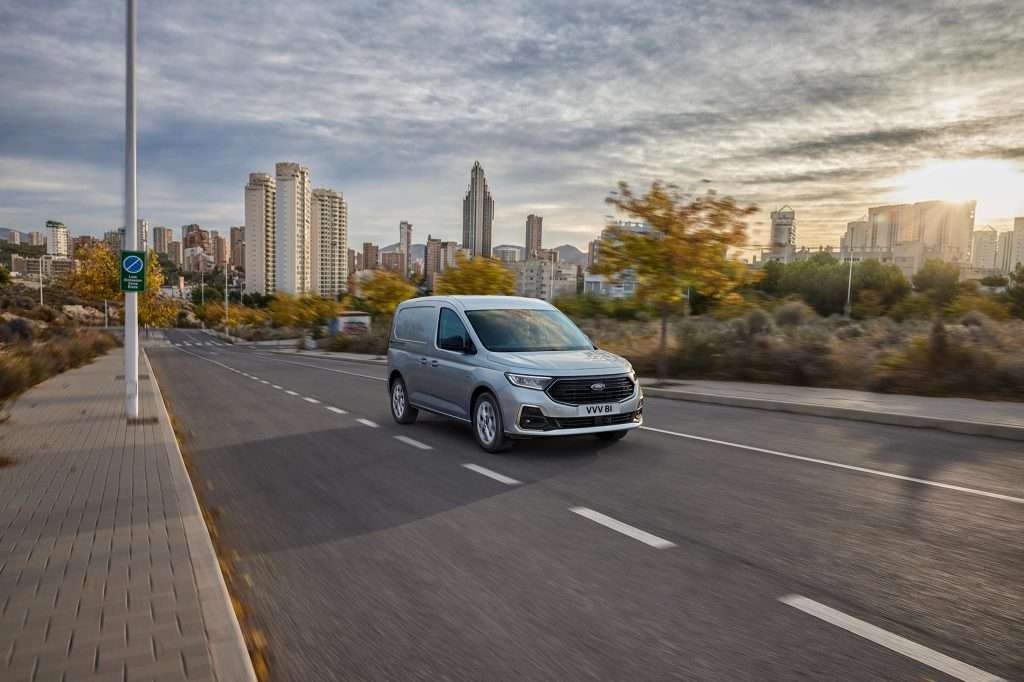 Ford Transit Connect PHEV sur la route