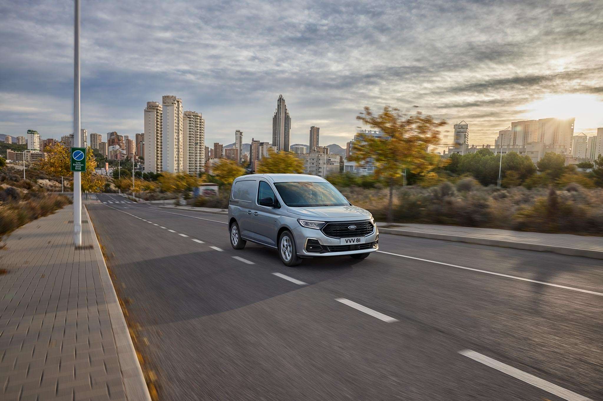 TRANSIT_CONNECT_PHEV_SWB_DYNAMIC_01-LOW (1)