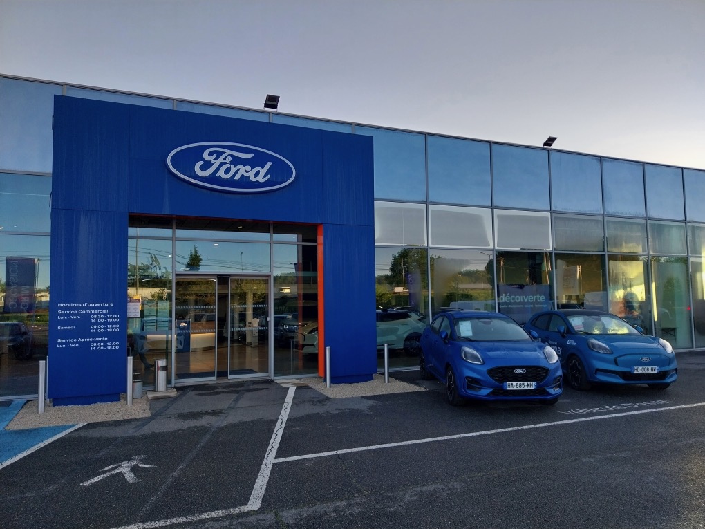 Ford Pau concession Béarn extérieur