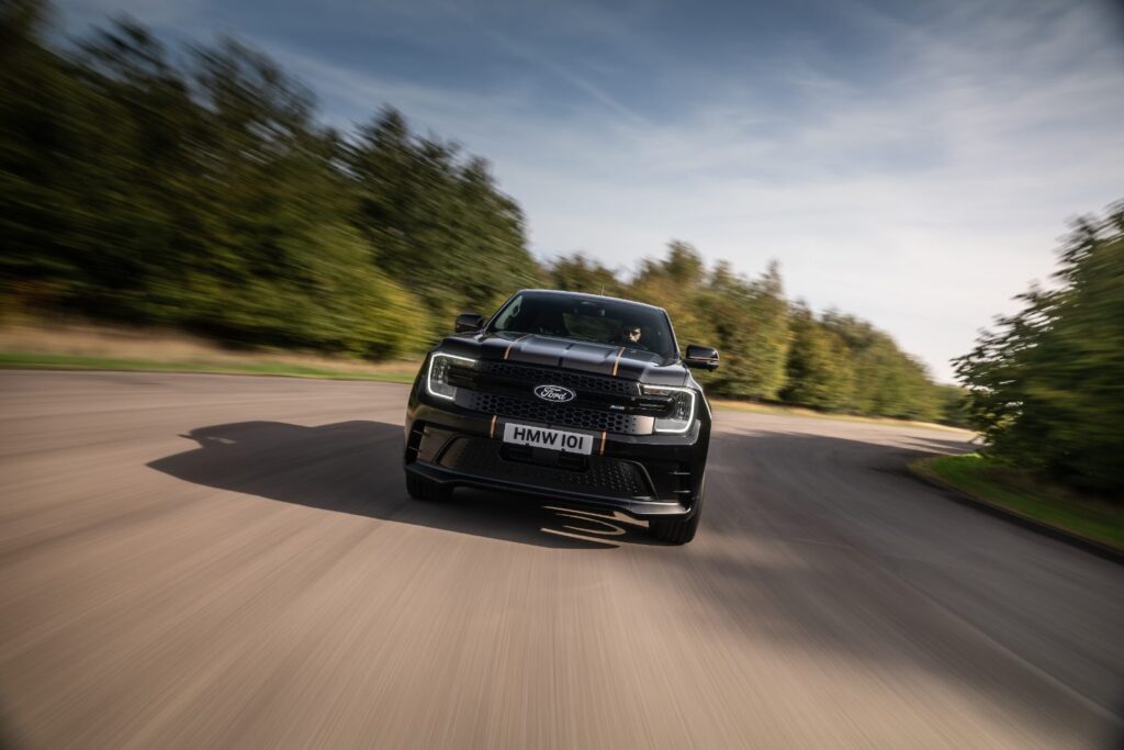Ford Ranger MS-RT Champion Edition en mouvement sur route