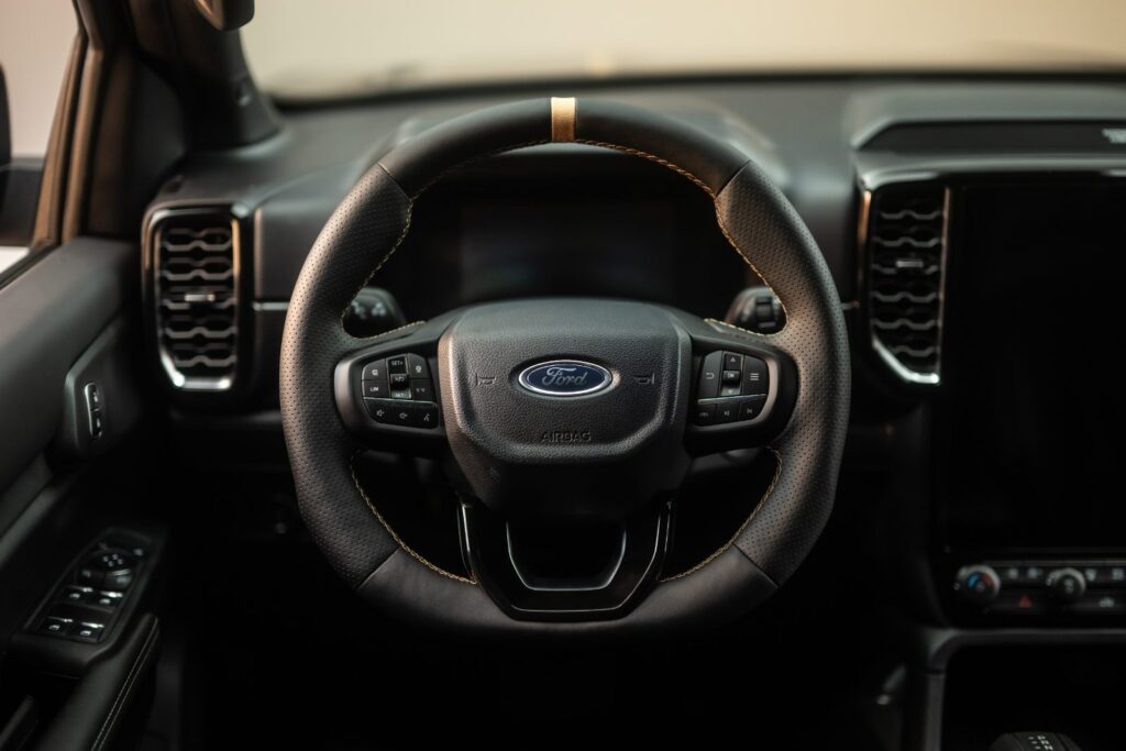 Volant sport à surpiqûres dorées du Ranger MS-RT Champion Edition
