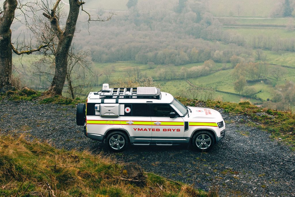 Defender célèbre 70 ans de son partenariat humanitaire de charité avec la Croix-Rouge Britannique 1 Defender