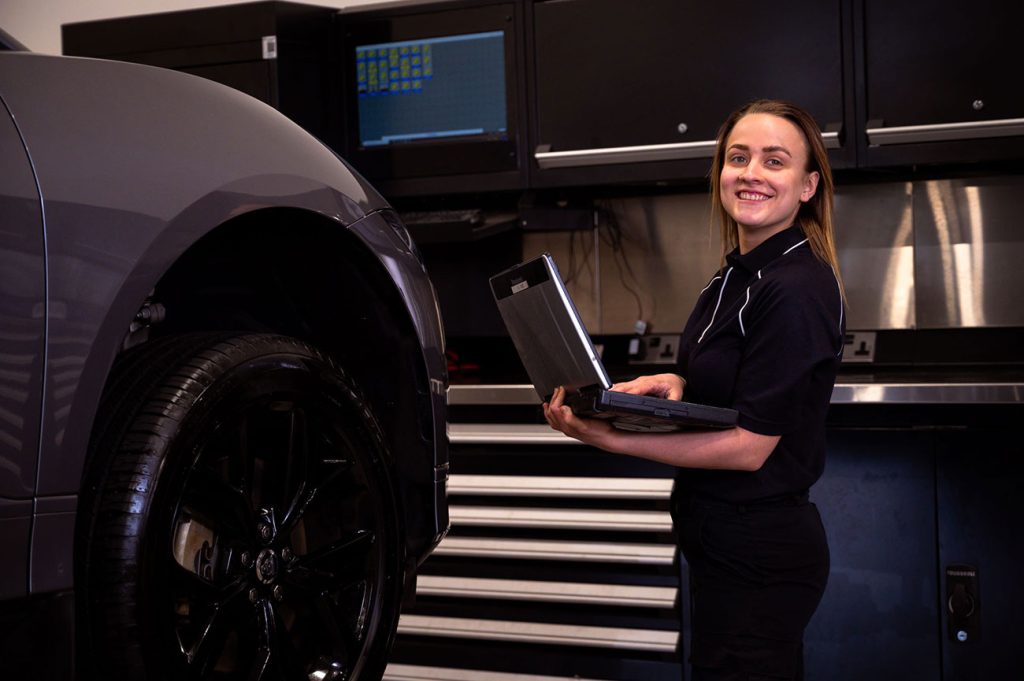 JLR forme rapidement plus de 20 000 collègues et partenaires pour les préparer à construire des voiture électriques de luxe