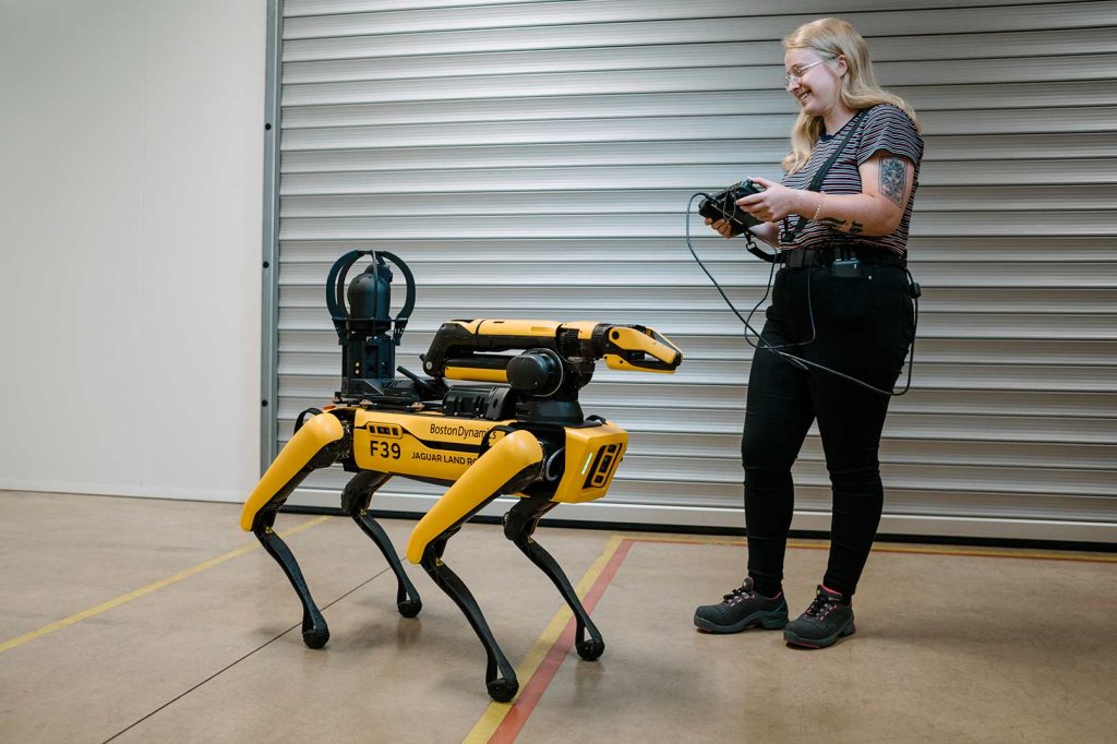 JLR dévoile « Rover », le chien de garde robotique qui sert et protège grâce à l’IA