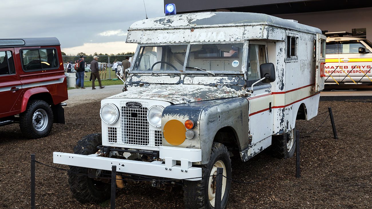 land-rover-classic-croix-rouge