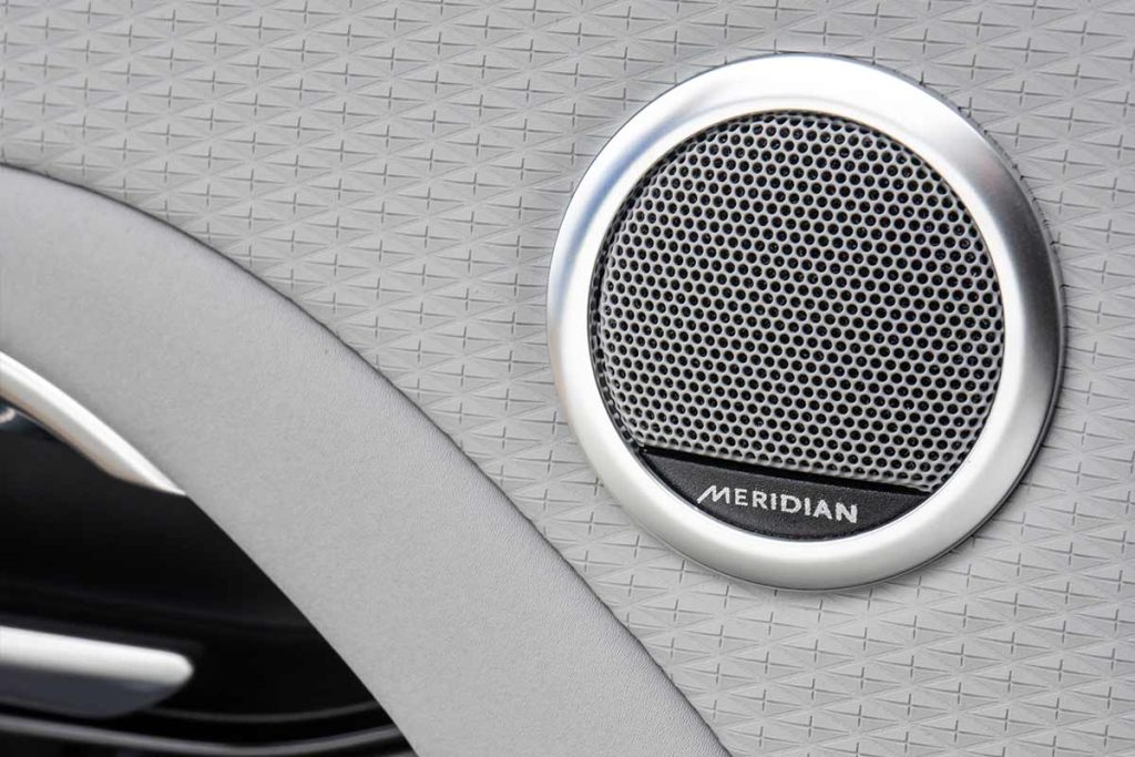 10 technologies embarquées qui rendent le Defender ultra-connecté 2 systeme audio meridian defender systeme audio meridian defender