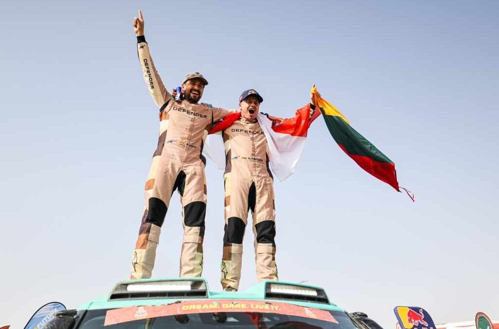 DEFENDER RALLY ENTRE DANS L’HISTOIRE AVEC UNE VICTOIRE DÈS SA PREMIÈRE PARTICIPATION AU DAKAR